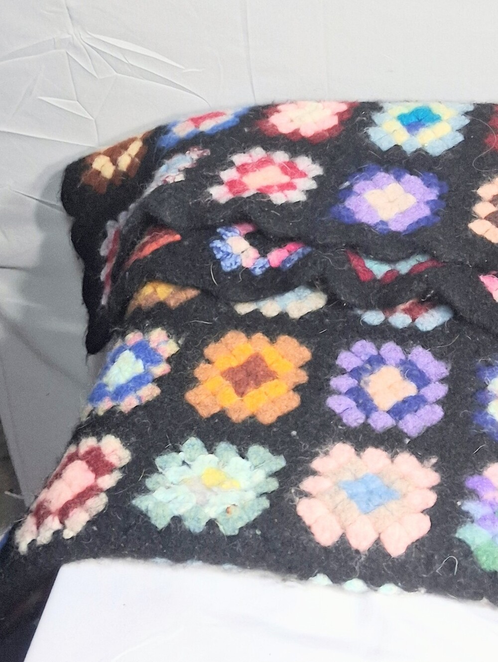"Roseanne" Granny Square Heavy Wool 48x40 Handmade Vintage Scalloped Blanket - Picture 8 of 12